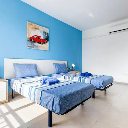 Spacious 3br With Terrace Near Beaches & Restaurants By Quicktrips Lägenhet